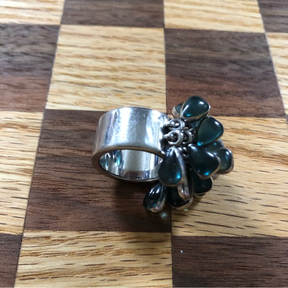 Very Funky ring .  Light green stones that move and catch the light - Picture 4 of 13